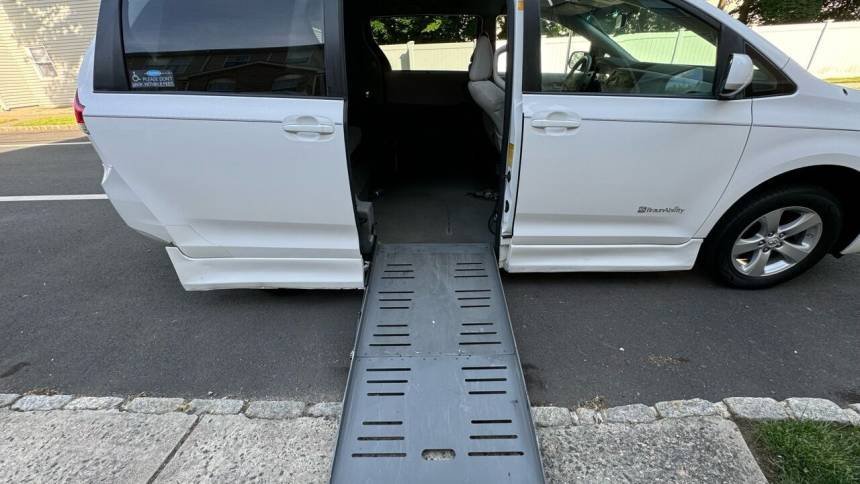 2011 Toyota Sienna LE Auto Access Seat 7-Passenger FWD