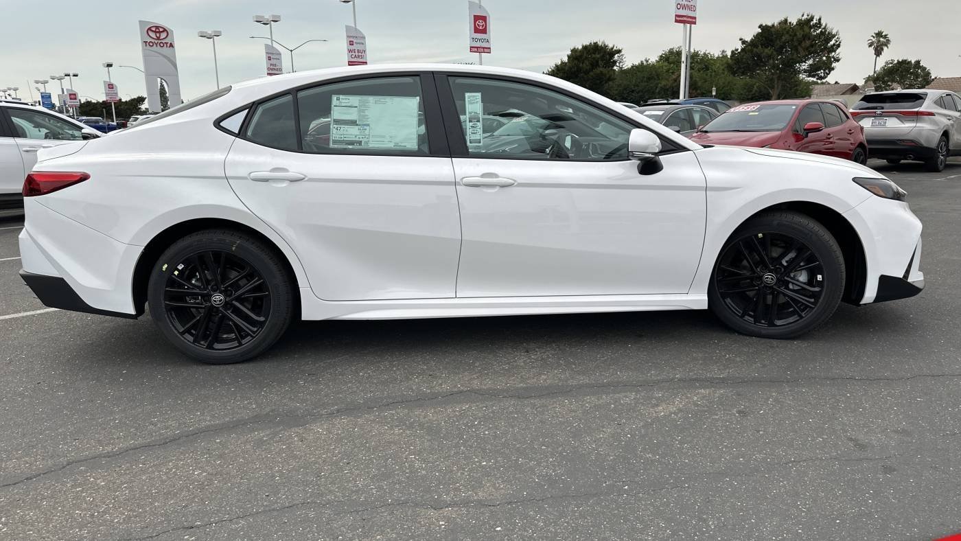 New 2025 Toyota Camry SE FWD