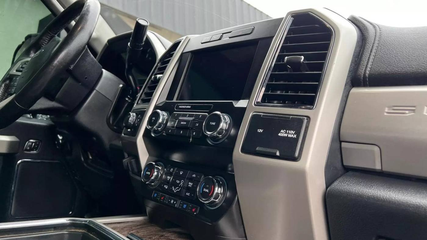 2019 Ford Super Duty F-250 Lariat 4WD Crew Cab 8′ Box